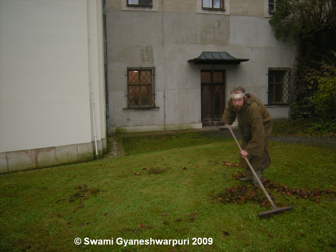Poustevník Gyaneshwarpuri ve Křtinách - karmajóga při hrabání listí pro pana faráře Peňáza (2009).